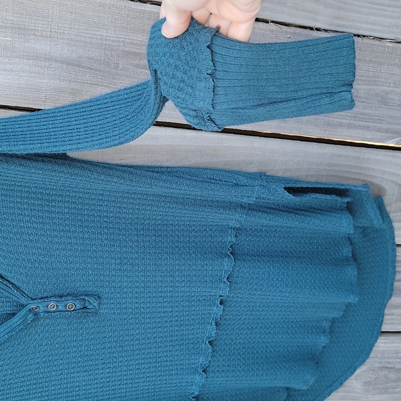 Long Sleeve Teal V-neck thermal waffle - Picture 4 of 8